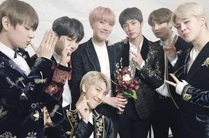 Foto: Panjangnya Antrian Fans Beli Tiket Konser BTS Bikin Takjub http://ift.tt/20kt43r - Berita Terkini BTS Terbaru Hari Ini -Bangtan Boys makin memantapkan diri sebagai salah satu boyband populer di Korea. Bukan hanya di Korea, grup yang digawangi oleh V cs itu juga memiliki banyak fans di negara-negara lainnya termasuk di Chili. 