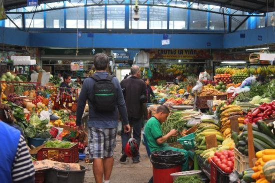 Los buah-buahan dimana pedagang tradisional Bogota menjajagan dagangnnya di dalam pasar. 