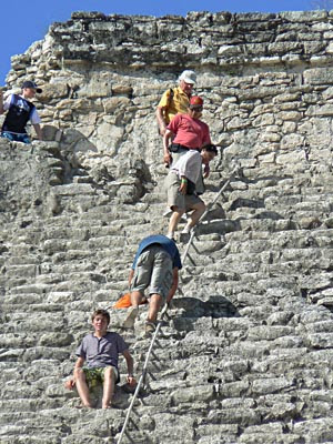 descente de la pyramide de coba.jpg