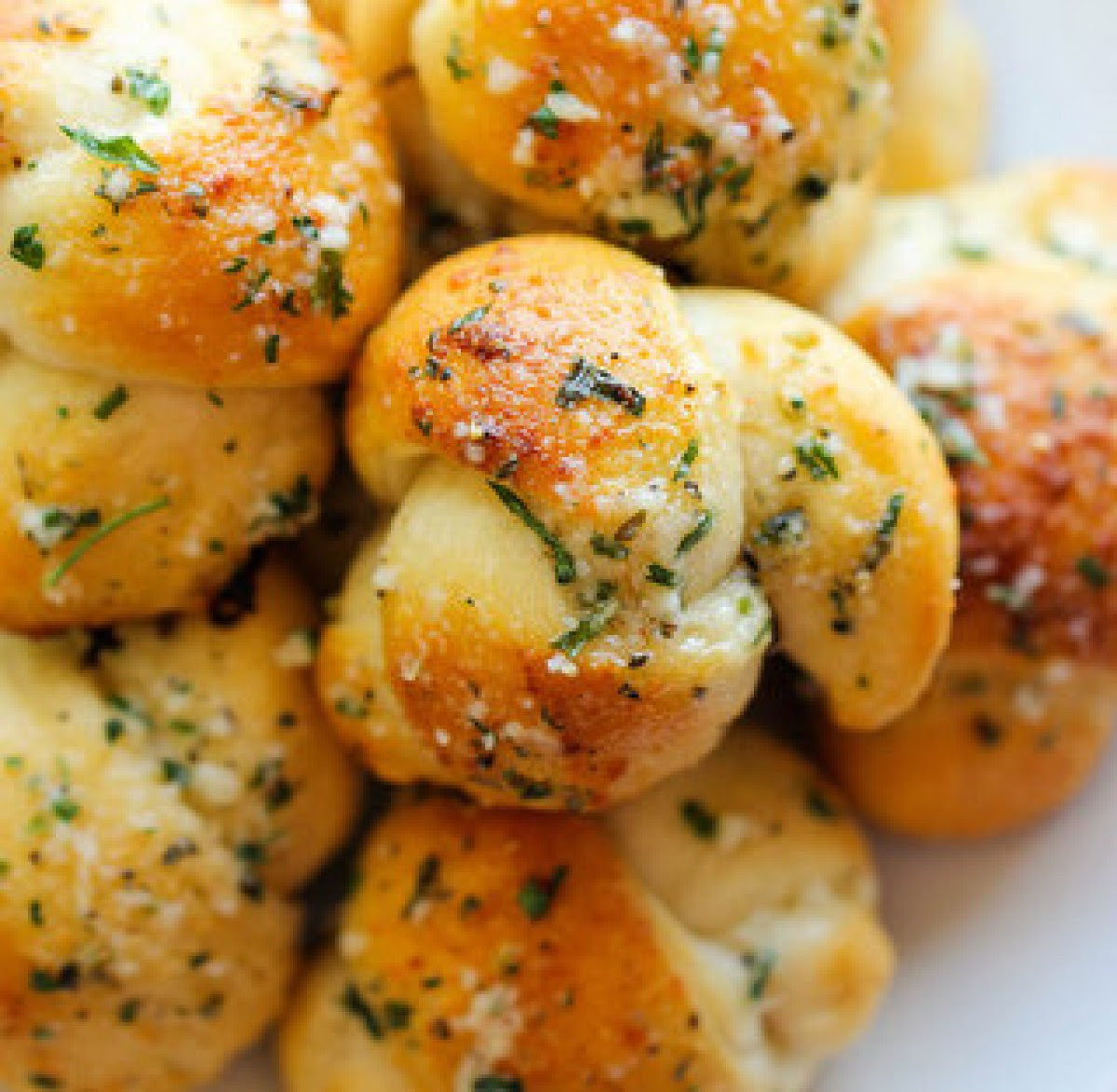 GARLIC KNOTS