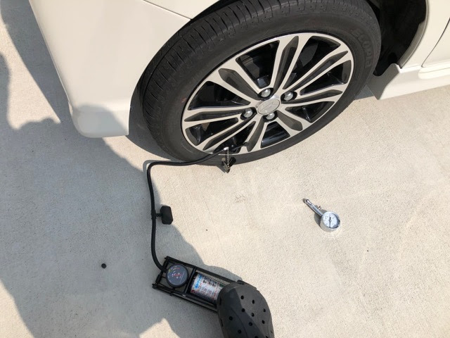 車のタイヤの空気を手動で入れるには足踏み式がおすすめ 自宅で簡単に管理できますよ 自動車メンテナンスお役立ち情報blog