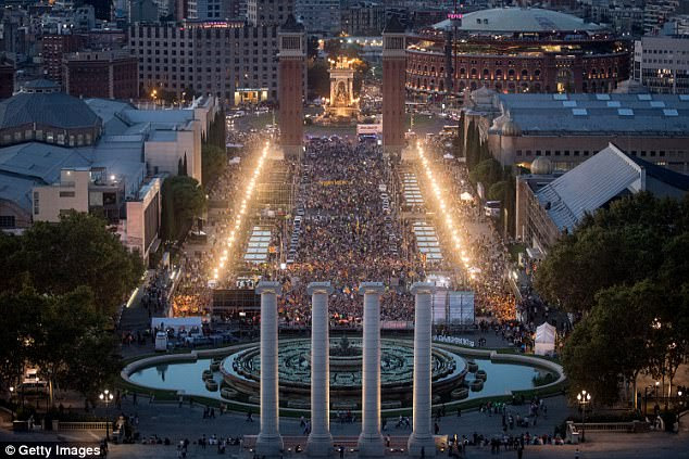 Thousands of people gather at the final pro-independence rally at Plaza Espana tonight ahead of Sunday's referendum vote  in Barcelona