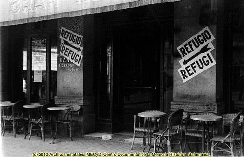 Barcelona, refugio contra los bombardeos en una cafetería. by Octavi Centelles