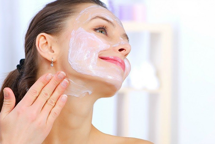Mayonnaise nourishes and whitens dry skin