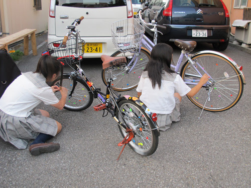 女子高生も自転車カスタム スポークデコレーション 大震災募金を預けてきました スノースクート Bmx スポーツサイクル 自転車修理販売 Toolate Sports