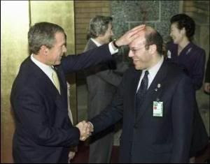 spektrumdunia.blogspot.com perilaku george bush yang tak sopan