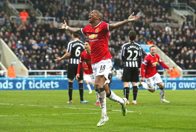 Newcastle x Manchester United, comemoração de Young (Foto: Reuters)