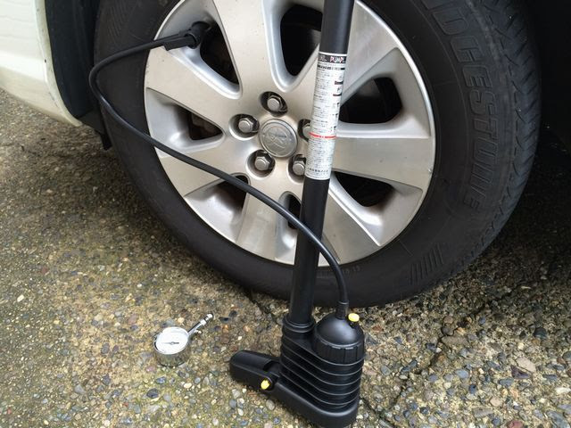 車用空気入れおすすめ 簡単に空気圧を調節できる電動が手動より便利