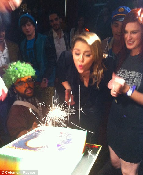 Aniversariante: Miley Cyrus comemorou completar 19 anos na terça-feira no Beacher da Madhouse clube no Hotel Roosevelt em Hollywood, amigo Rumer Willis (R)
