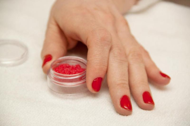 Dica: para que o acabamento fique perfeito, não esqueça de comprar pó e esmalte em cores iguais ou bem parecidas.:imagem 3