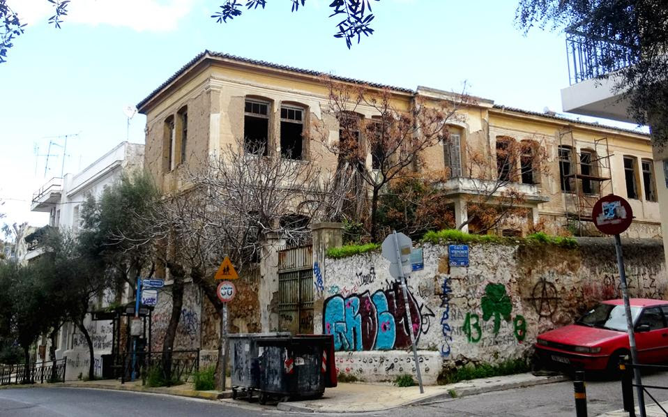 Το 77ο Δημοτικό Σχολείο στα Ανω Πετράλωνα, στέκει ερειπωμένο.