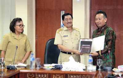 Ambon, Malukupost.com - Momen peringatan 350 tahun Perjanjian Breda terkait pertukaran Pulau Run di Banda (Maluku) dengan Pulau Manhattan di New York (Amerika), oleh Inggris dan Belanda, dipastikan akan diperingati juga di Banda dan di New York. Kepastian tersebut disampaikan Wakil Gubernur (Wagub) Maluku Zeth Sahuburua usai pertemuan dengan Winanto Ady, Konsul Ekonomi pada Konsulat Jenderal Republik Indonesia (KJRI) di New York, berlangsung di Kantor Gubernur Maluku, Ambon, Senin, (6/3). 