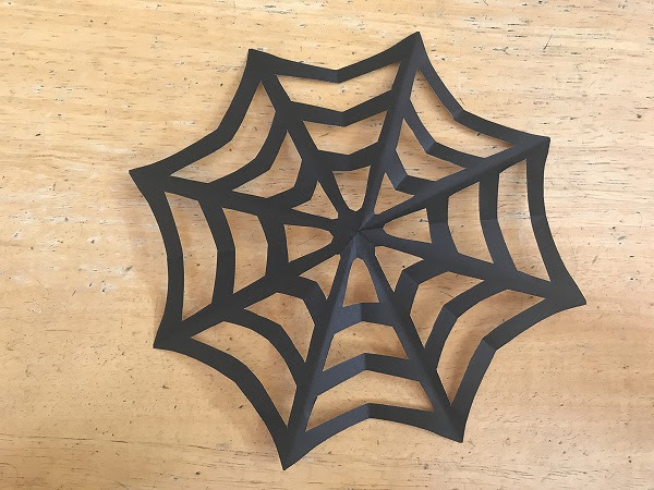 折り紙を切って簡単 ハロウィン飾り くもの巣の作り方 折り方 ガムシャラナ子育て