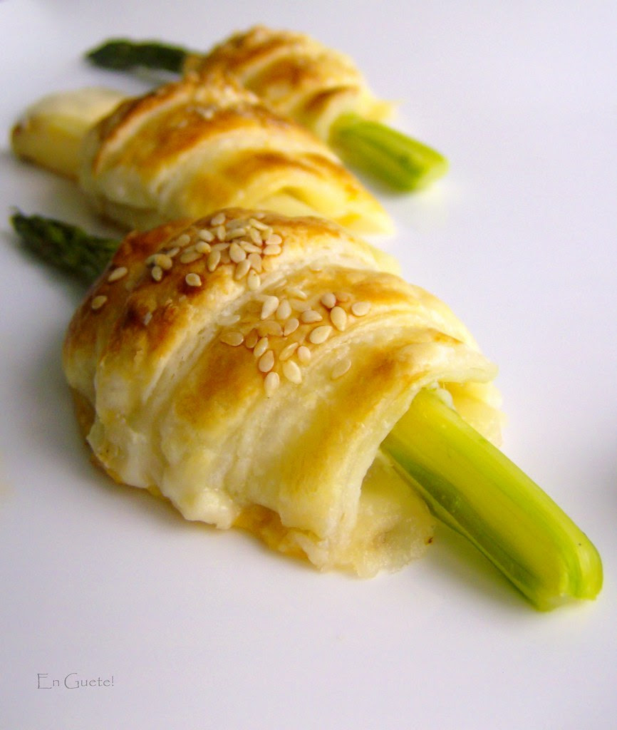 Espárragos envueltos en jamón serrano, mozarella y hojaldre.