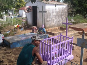 Jazigo fica próximo a túmulo da filha do casal (Foto: Dayanne Saldanha/G1)