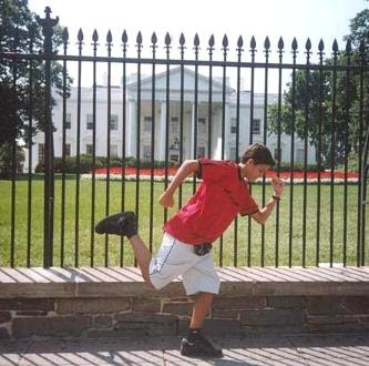 Aitor Agirregabiria ante la Casa Blanca, días nates del 11-S de 2001. Clic para sobrevolar las torres gemelas con él,...