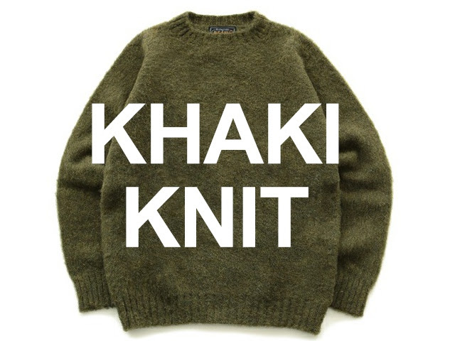 カーキニットで落ち着き冬コーデ メンズのおすすめカーキ色ニット
