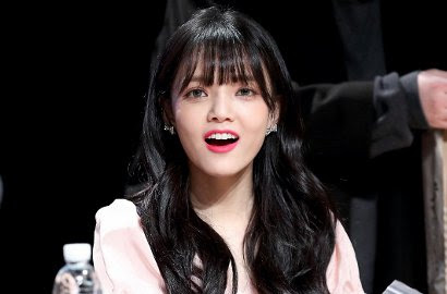 Video: Ini yang Terjadi, Jimin AOA Dibikin Mewek Parah di Fansign http://ift.tt/20kt43r - Berita Terkini Jimin AOA Terbaru Hari Ini -Girl grup AOA baru saja comeback dengan merilis album baru bertajuk "Angel's Knock". Grup beranggotakan 7 orang tersebut kini disibukkan dengan aktivitas promosi dengan tampil di acara musik, dan variety show. 