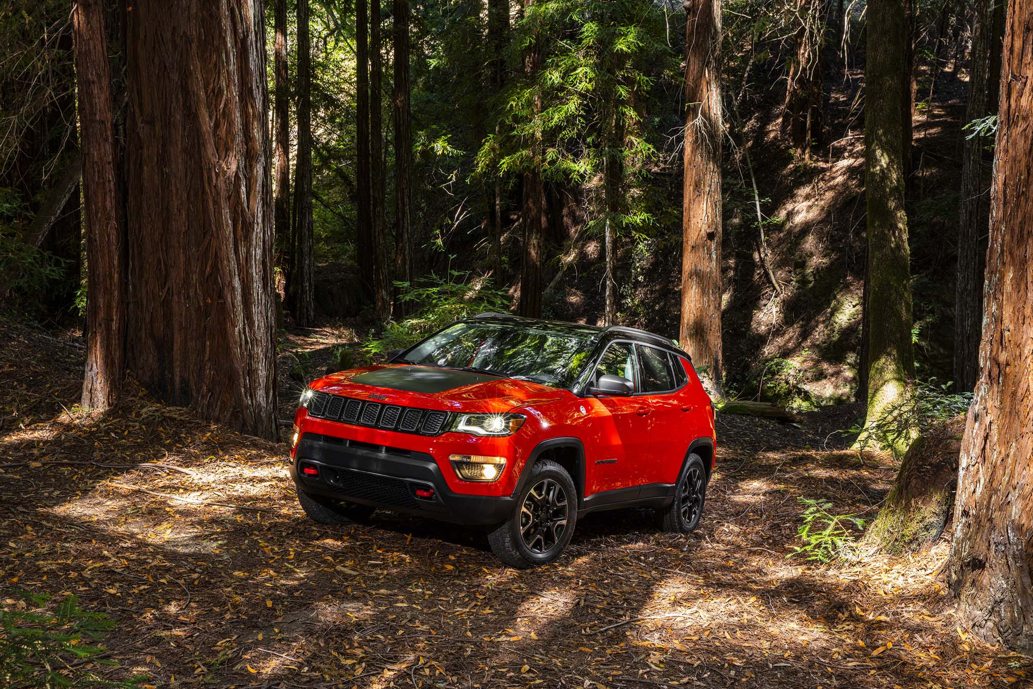 2017 Jeep Compass Trailhawk front three quarter 1