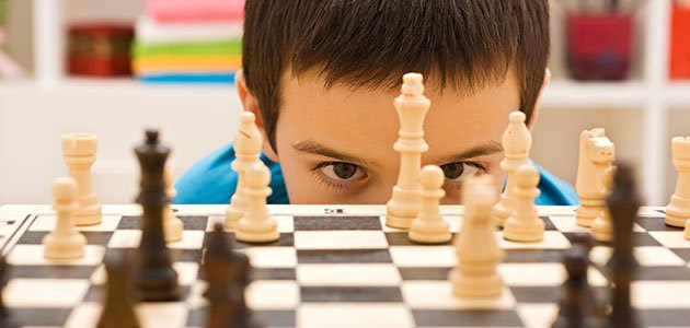 Niño juega a ajedrez