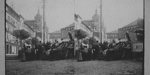 Fotografía estereoscópica de la Plaza de Zocodover en Toledo hacia 1934. Donación del Marqués de la Vega Inclán a la Hispanic Society of America