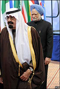 El rey de Arabia Saudita, Abdulá bin Abdelaziz (izq.) y Manmoahn Singh