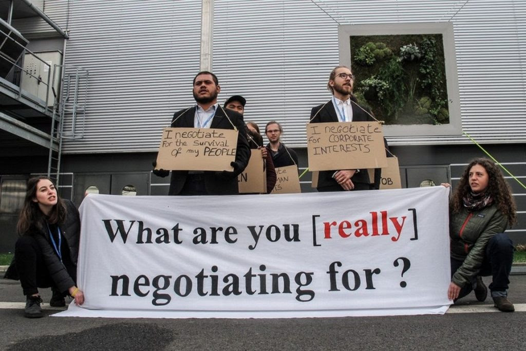 Sociedade civil protesta contra lentidão e falta de decisões em temas estratégicos na COP21. Foto: Joel Lukhovi | Survival Media Agency.