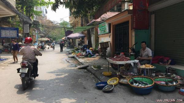 Gắn với khu vực đông dân cư, trong khi chợ chính hoặc xuống cấp hoặc không tiện lợi bằng, nên các chợ cóc vẫn có đất sống - Ảnh chợ cóc tại phường Thanh Xuân Bắc