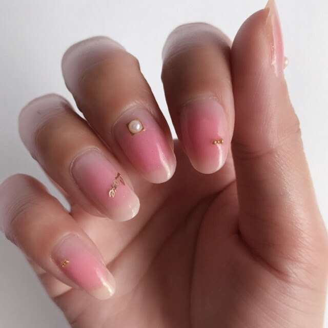 ふんわりピンクがまるでチークのよう 可愛さあふれるチークネイル キレイナビ