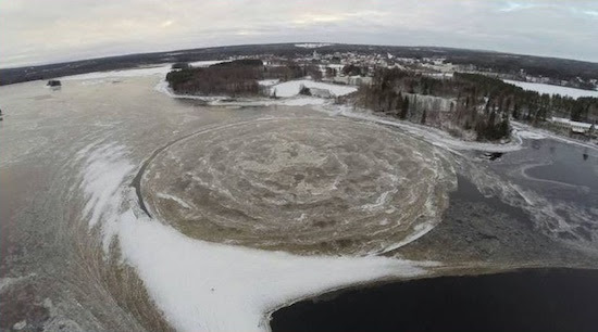地球の記録 スウェーデン北部の川に巨大なアイスサークル 氷の輪 が出現