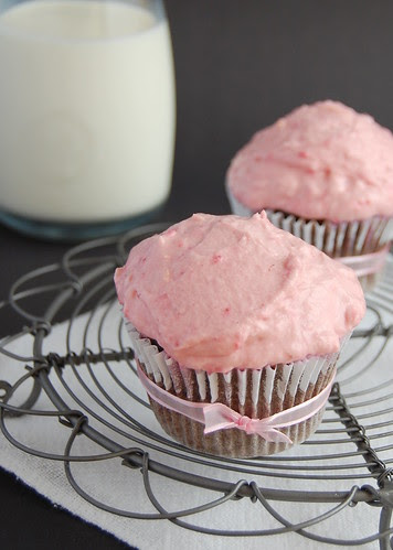 Chocolate-mayonnaise cupcakes with raspberry cream / Cupcakes de chocolate e maionese com chantilly de framboesa