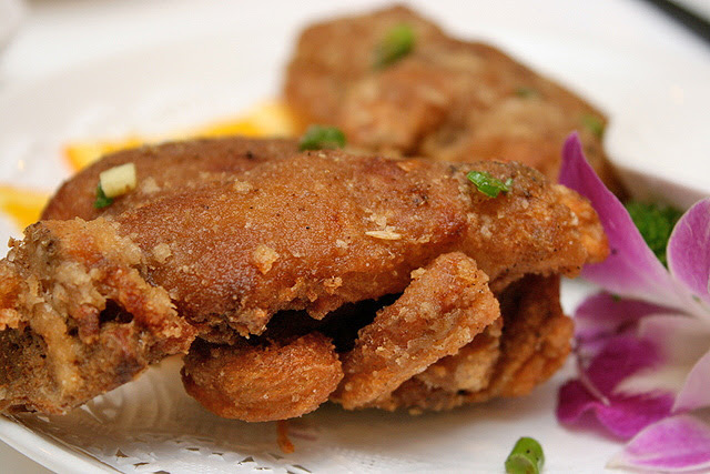 Deep-fried Pork Trotters with Pepper (S$3.80 per piece)