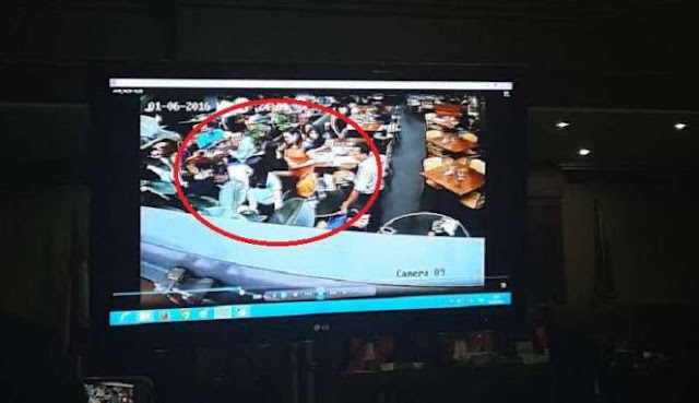 CCTV Kafe Olivier Disebut Tidak Bisa Buktikan Kematian Mirna HorasSumutNews.com - Berita Inilah Kematian Mirna Terkini Terbaru Hari Ini - Sordame Purba, anggota tim penasihat hukum Jessica Kumala Wongso, menilai rekaman kamera pengintai Closed Circuit Television (CCTV) milik Kafe Olivier, tidak bisa dijadikan alat bukti perkara kematian Wayan Mirna Salihin. Dalam pembacaan nota pembelaan Jessica hari ini Hukum, 