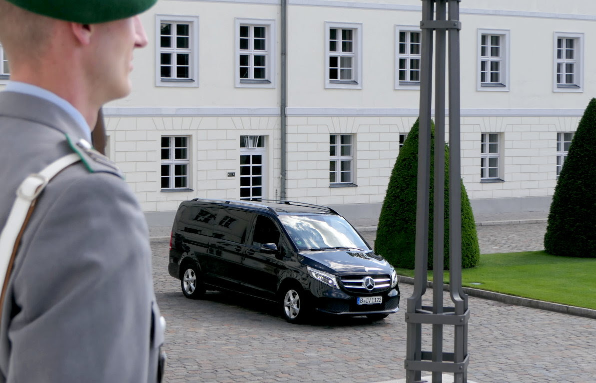 Botschafter im Schloss Bellevue akkreditiert, Protokoll mit Ehrenposten und Bus Botschafter im Schloss Bellevue akkreditiert, Protokoll mit Ehrenposten und Bus