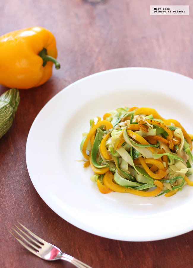 Noodles de calabacita con salsa de ajonjolí y cacahuate
