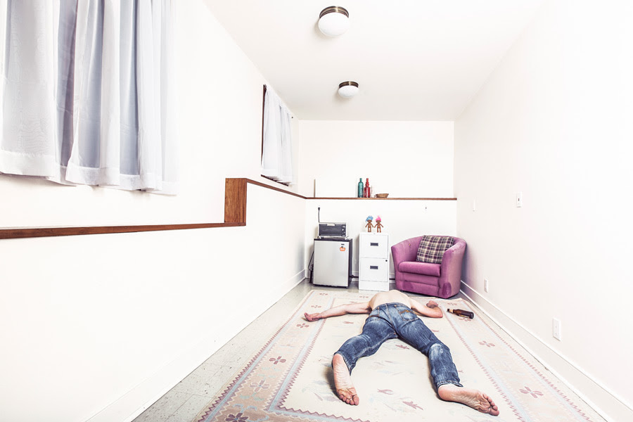 フリー写真 酔っぱらって床で寝ている男性でアハ体験 Gahag 著作権フリー写真 イラスト素材集