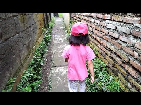 VIDEO : rela jalan kaki demi beli mainan anak murah di pedagang keliling 8500 dapat banyak - assalamualaikum teman-teman, pasti semua nya sukaassalamualaikum teman-teman, pasti semua nya sukamainankan kali ini yaya rela jalan kaki nyarias ...