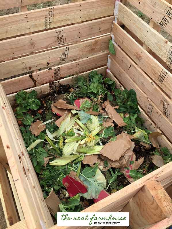 DIY 10 minute compost bin from pallets