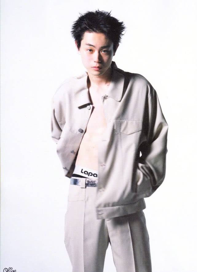 菅田将晖 小松菜奈时尚大片释出 随意发型和宽松服饰 尽显慵懒 可人女性资讯网