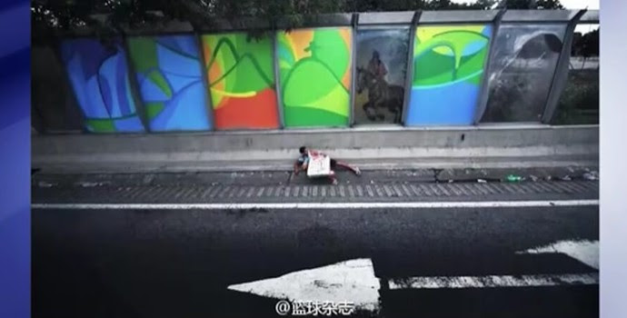 Ambulante deitado durante tiroteio próximo a painel dos Jogos (Foto: Reprodução SporTV)