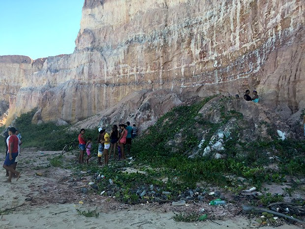 Corpo foi encontrado entre falésias da praia de Cotovelo, no litoral Sul do RN (Foto: Mariana Rocha/ G1)
