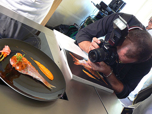 plat, livre et photographe.jpg