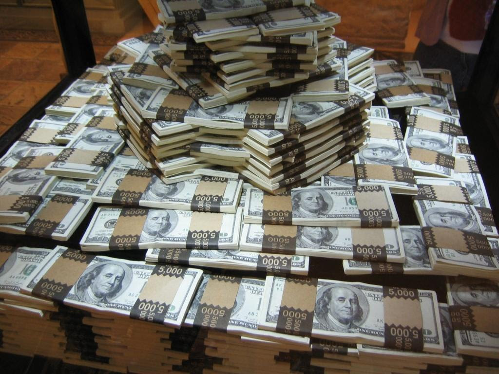 Ocupan un millón dólares y 800 mil pesos falsos a dos arrestados por la Policía
