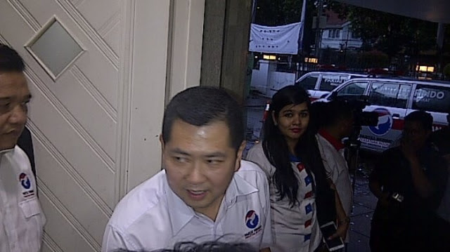 Foto: Marah.. Mata Melotot! Hary Tanoe 'Kesal' Ditanya soal Tudingan Antasari http://ift.tt/20kt43r - Berita Terkini Terbaru Hari Ini - JAKARTA - Wajah bos MNC Group itu berubah merah saat wartawan menanyakan tuduhan Antasari. Mata Hary Tanoe pun melotot ketika menjawab pertanyaan terkait perannya untuk mengupayakan agar Aulia Pohan (besan SBY yang juga mantan Deputi Gubernur BI) tidak ditahan KPK yang saat itu dipimpin Antasari.