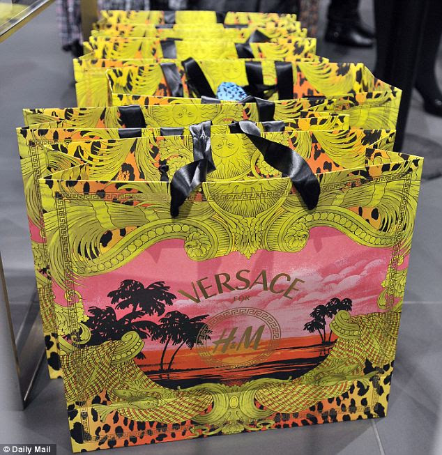 Line up: Estes sacos Versace não vai ficar vazia por muito tempo