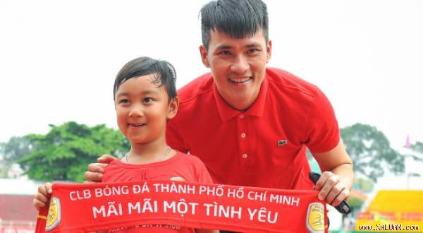 Công Vinh chụp hình cùng CĐV nhí trong buổi gặp mặt tại SVĐ Thống Nhất, TPHCM