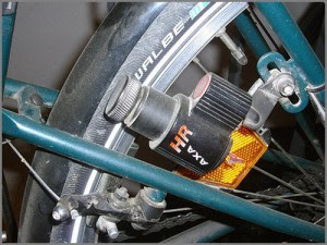 Der Fahrraddynamo wird durch die Bewegung des Vorderrads in Drehung ... - Dynamo 300x225