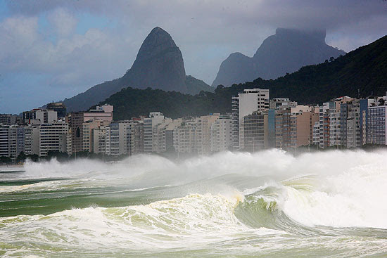 Ventos causados por ciclone extratropical causa ondas altas na orla do Rio de Janeiro