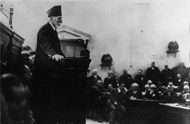 Archivo: VenizelosEnUnDiscursoContraTsaldaris1933.jpg