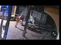 Criança pega arma do pai sem ele perceber e por acidente mata a mãe com um tiro; Veja Vídeo!